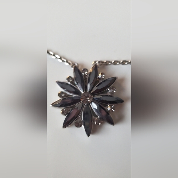 Daisy flower Patterned open and close Pendant Necklace 🌴 - Picture 2 of 6